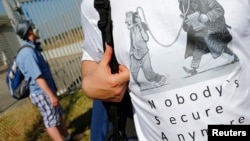 A protester outside the "Dagger Complex", which is used by the U.S. Army intelligence services, during a demonstration against the NSA and in support of Edward Snowden in Griesheim, Germany, July 20, 2013. 