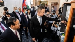 លោក Peter Szijjarto និងលោក ប្រាក់ សុខុន អំឡុងពិធីសម្ភោធ​ការិយាល័យតំណាងស្ថានទូតហុងគ្រី នៅរាជធានីភ្នំពេញ កាលពីថ្ងៃទី៣ ខែវិច្ឆិកា ឆ្នាំ២០២០។ (រូបថត៖ ទំព័រហ្វេសប៊ុក Peter Szijjarto) | Hungarian foreign minister Peter Szijjarto and Cambodian foreign minister)