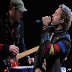 Coldplay performs at the MTV Movie Awards on Sunday June 1, 2008, in Los Angeles. (AP Photo/Mark J. Terrill)