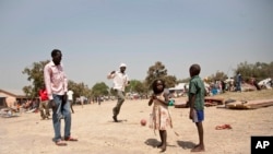 Refugiados huyendo de la violence en Sudán del Sur cruzan la frontera con Uganda.