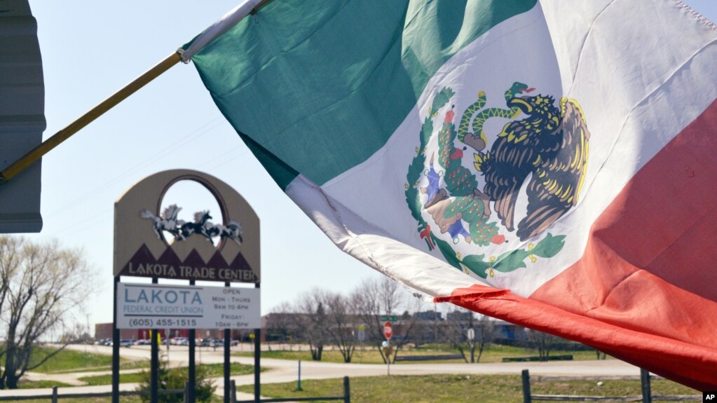 En esta foto de archivo tomada el 1 de mayo de 2015 se ve una bandera mexicana frente al restaurante mexicano La Isla Bonita, en Lakota Trade Center en Kyle, Dakota del Sur.