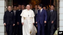 El papa Francisco se reúne con el pimer ministro japonés, Shinzo Abe, el lunes 25 de noviembre de 2019.