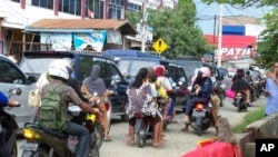  ພວກປະຊາຊົນຂີ່ລົດຈັກພາກັນ ຟ້າວພາກັນໄປລີ້ໄພໃນທີ່ດິນສູງ ຫຼັງຈາກແຜ່ນດິນໄຫວໃນແຂວງ Aceh ອິນໂດເນເຊຍ.
ວັນທີ 11 ເມສາ 2012.