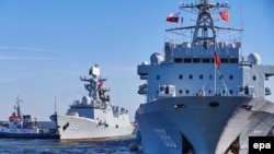资料照：中国海军另一艘大型远洋综合补给舰“千岛湖号”（右）和多功能护卫舰“益阳号”2015年10月7号驶抵波兰格丁尼亚港。