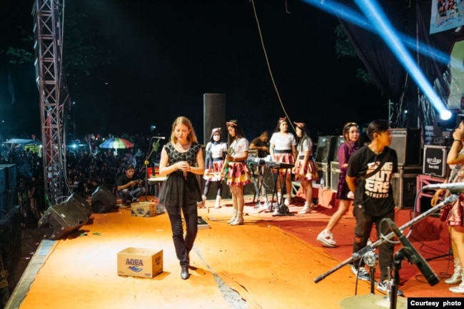 Andrea Decker ikut manggung bersama grup OM "New Kendedes" (foto: courtesy).