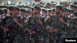 Anggota Garda Revolusi Iran berbaris dalam parade militer untuk memperingati perang Iran-Irak pada 1980-1988, di Teheran, 22 September 2007.