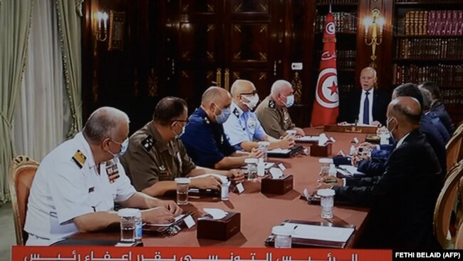 تیونس کے صدر قیس سعید حکومت کو برطرف کرنے کے بعد فوج کے حکام کے ساتھ ایک اجلاس میں شریک ہیں (اے ایف پی)