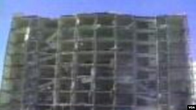 El 25 de junio de 1996 militantes hicieron estallar un camión cargado de combustible cerca de un edificio de las Torres Khobar