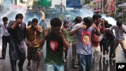 Polisi Bangladesh menggunakan gas air mata dan meriam air untuk membubarkan demonstrasi anti pemerintah (foto: dok).