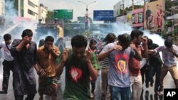 방글라데시 대법원이 17일 이슬람 야당 '자마트' 지도자에 무기징역을 선고한 가운데, 판결에 항의하는 시위대를 경찰이 해산시키고 있다.
