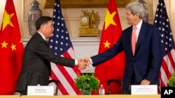Tư liệu - Ngoại trưởng Mỹ John Kerry (phải) bắt tay Phó Thủ tướng Trung Quốc Uông Dương vào lúc bế mạc cuộc Đối thoại Chiến lược và Kinh tế Hoa Kỳ-Trung Quốc ở Washington, ngày 24 tháng 6, 2015.