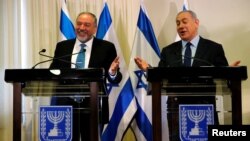Avigdor Lieberman, Menhan Israel yang baru (kiri) bersama PM Benjamin Netanyahu memberikan keterangan kepada media (25/5).