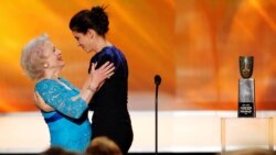 Sandra Bullock memeluk Betty White saat ia memberikan penghargaan Lifetime Achievement pada White dalam ajang Screen Actors Guild Awards yang digelar di Los Angeles, California, pada 23 January 2010. (Foto: Reuters/Mike Blake)
