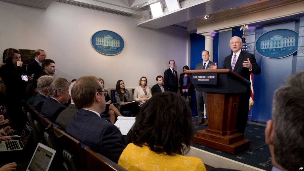 美国司法部长塞申斯(右)在白宫新闻秘书斯派塞(右二)陪同下，3月27日在白宫向记者进行每日新闻简报。 