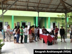 Warga binaan LP Kelas IIA Tanjung Gusta mengantri dengan tertib sebelum menerima kertas suara dari para petugas KPPS (foto: VOA/Anugrah Andriansyah)