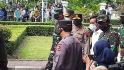 Wali Kota Solo Gibran saat mendampingi Panglima TNI dan Kapolri meninjau pelaksanaan vaksinasi massal di Manahan Solo, Jumat (9/7). (Foto: VOA/ Yudha Satriawan)