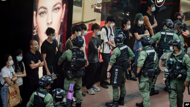 10月1日国庆节假期大量警察出现在铜锣湾购物区。