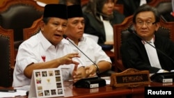 Indonesia's losing presidential candidate Prabowo Subianto (L) addresses the Constitutional Court as his running mate Hatta Rajasa (C) listens in Jakarta, August 6, 2014.