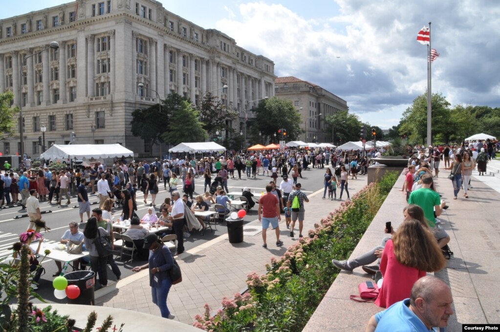 Vendors line up along Pennsylvania Avenue, while the cultural tent and stage were set up on Freedom Plaza for Syria Fest in Washington, Sept. 3, 2017. (Photo courtesy of Rabah Seba)