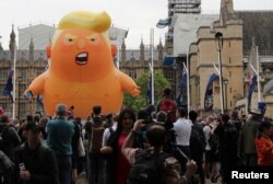 También estuvieron presente en las calles de Londres manifestantes en contra de la visita del presidente de EE.UU.