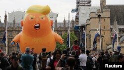 Balon koji prikazuje Donalda Trumpa kao bebu u pelenama u Londonu