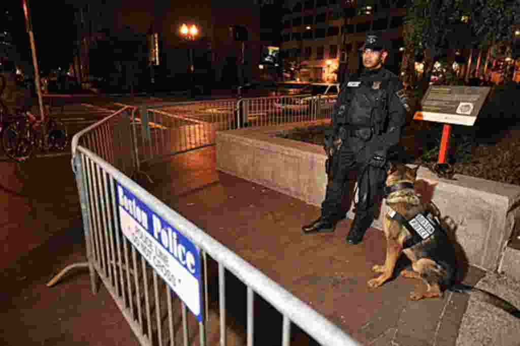 Un oficial de policía detrás de las barricadas después de que la policía detuvo a la gente durmiendo en la expansión de Boston.