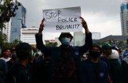 Seorang mahasiswa memegang poster saat memprotes RUU Reformasi Tenaga Kerja di Jakarta, 20 Oktober 2020. (Foto: REUTERS/Ajeng Dinar Ulfiana)