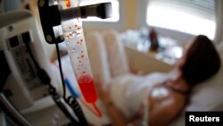  A patient receives chemotherapy treatment for breast cancer at the Antoine-Lacassagne Cancer Center in Nice July 26, 2012. Picture taken July 26, 2012. REUTERS/Eric Gaillard