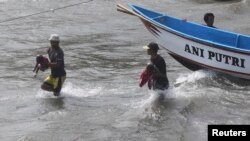 Warga membawa korban sebuah kapal yang terbalik di sebuah pantai di Indonesia. (Foto: Ilustrasi)