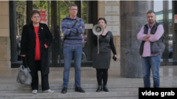 Tamara Skrozza, Branko Čečen, Jelena Gligorijević i Slobodan Georgijev na skupu "Zaustavite nasilje nad novinarima", ranije ove godine (Foto: VOA) 