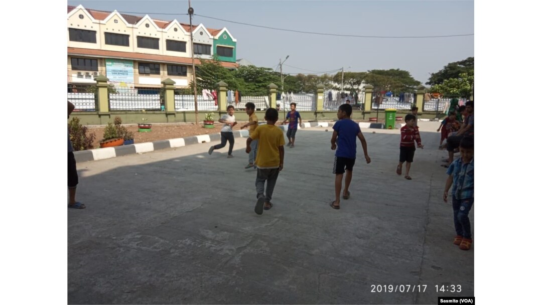 Pengungsi anak saat bermain di halaman depan bekas kantor Kodim di Kalideres. (Foto: VOA/Sasmito)