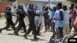 Polícia de Intervenção Rápida de Angola agindo contra manifestantes (Arquivo)