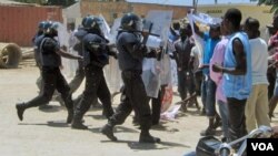 Policia em acção numa outra manifestação em Angola