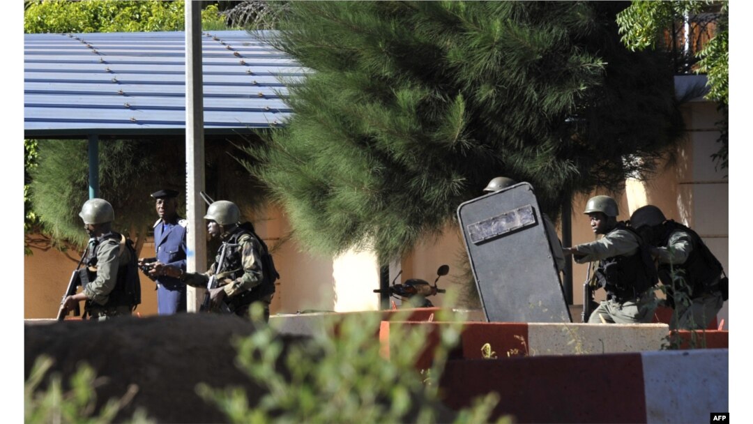 FILE - Malian troops take position outside the Radisson Blu hotel in Bamako on November 20, 2015. Gunmen attacked the luxury hotel in Mali's capital Bamako, seizing 170 guests and staff in an ongoing hostage situation that has left at least three people dead.