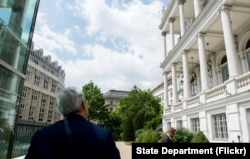 US Secretary of State John Kerry watches as Iranian Foreign Minister Zarif answers shouted questions amid nuclear negotiations in Vienna, Austria, July 10, 2015.