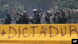 Oficiales de la Guardia Nacional Bolivariana de Venezuela manifestantes durante una protesta en Caracas. Abril 10, 2017.
