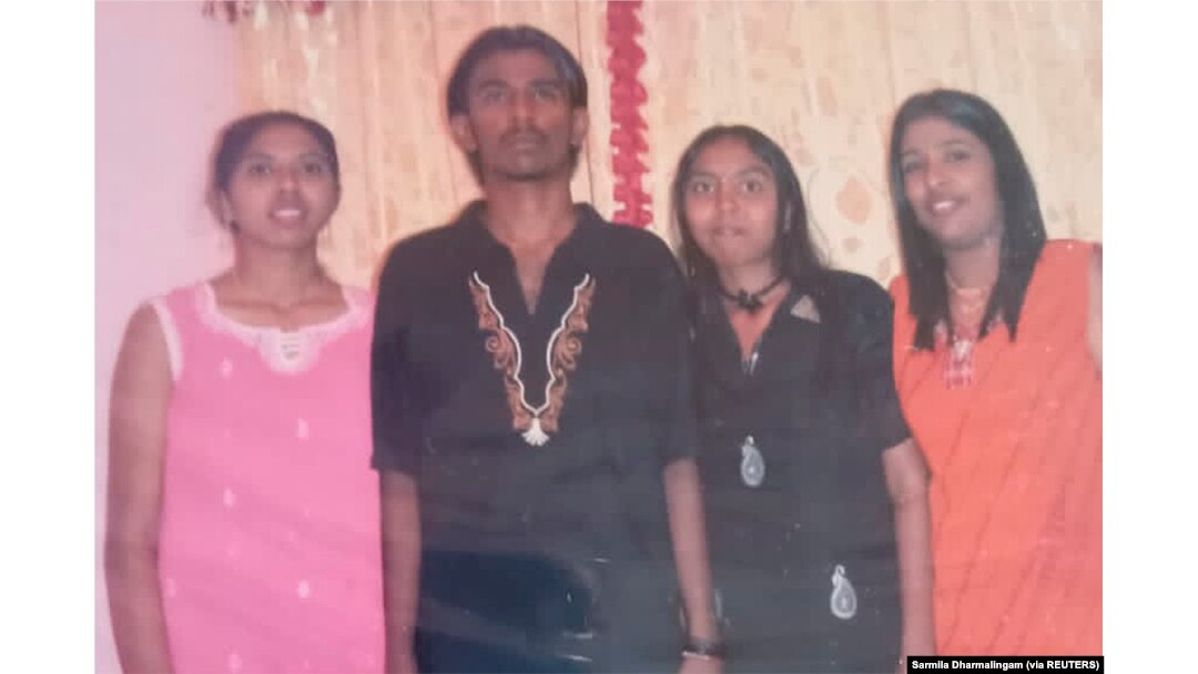 Foto selebaran tidak bertanggal menunjukkan Nagaenthran Dharmalingam (kedua dari kiri) bersama saudara perempuannya dan sepupunya di Malaysia. Nagaenthran Dharmalingam, 33, dijadwalkan akan digantung pada 10 November. (Foto: via REUTERS)