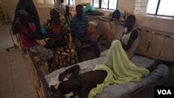 Seorang pasien dirawat di sebuah rumah sakit dengan peralatan medis yang tidak memadai di Sudan Selatan (foto: dok).