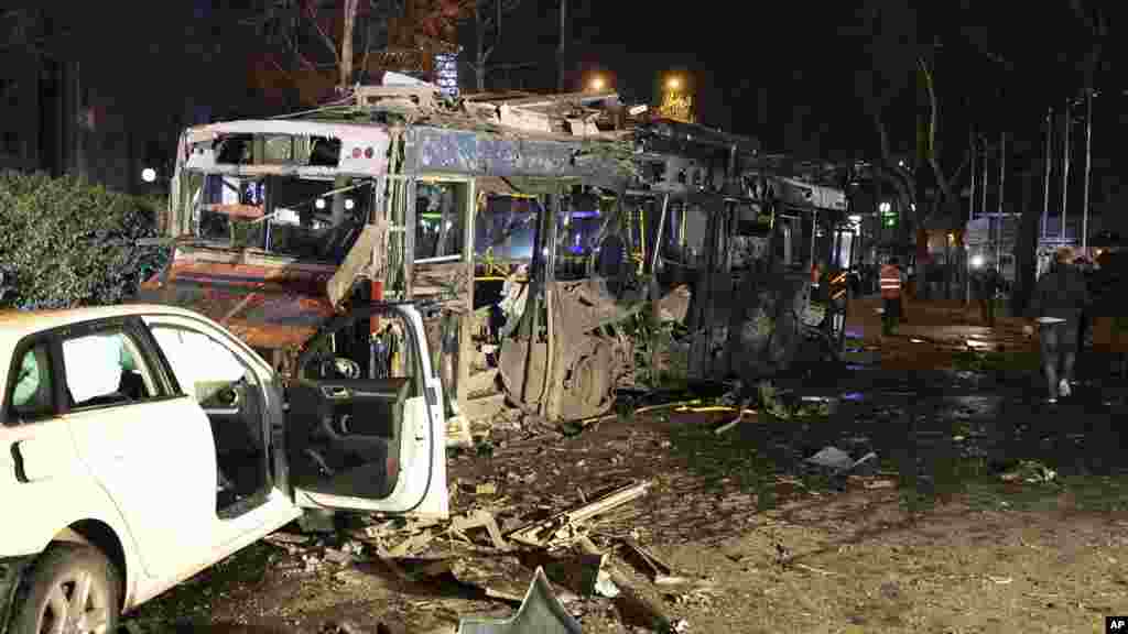 L'épave d'un bus calciné après l'explosion, Turquie, le 13 mars 2016.