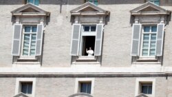 El Papa Francisco saluda desde la ventana de la Basílica de San Pedro después de la oración de Regina Coeli que se realizó sin participación pública debido al brote de la enfermedad del coronavirus (COVID-19), en el Vaticano el 3 de mayo de 2020.