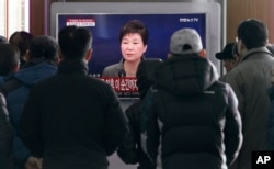 ຄົນພາກັນເບິ່ງການກ່າວຄຳປາໄສ ທາງໂທລະພາບ ຂອງປະທານາທິບໍດີ ເກົາຫລີໃຕ້ ທ່ານນາງ Park Geun-hye
