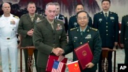 جوزف دانفورد رئیس ستاد مشترک نیروهای مسلح آمریکا و فَنگ فِنگ‌هویی رئیس ستاد مشترک ارتش آزادیبخش خلق چین در پکن - ۲۴ مرداد ۱۳۹۶ 