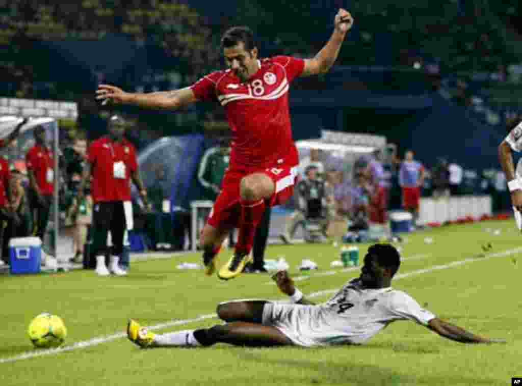 Tunisia's Anis Bousaidi (L) is challenged by Ghana's Alhassan Masahudu during their African Nations Cup quarter-final soccer match at Franceville stadium February 5, 2012.