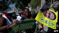 Dân Haiti xé hình các ứng cử viên để phản đối cuộc bầu cử