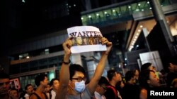 Para demonstran Hong Kong menuntut para oknum polisi yang memukuli demonstran agar dipecat (15/10).