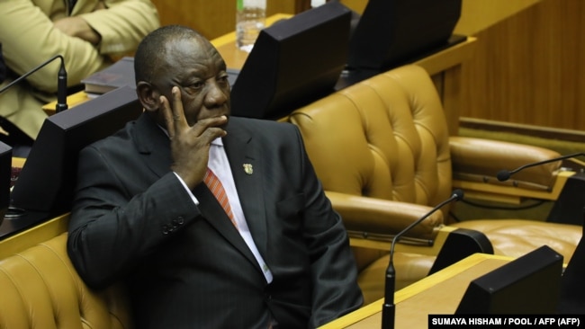 Le président sud-africain Cyril Ramaphosa attend de prononcer son discours sur l'état de la nation au parlement, au Cap, le 13 février 2020.