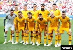 Timnas sepak bola Australia, "The Socceroos" berpose sebelum laga penyisihan Grup A Piala Dunia 2018 di Rusia antara Australia dan Peru di Stadion Fist, Sochi, Rusia, 26 Juni 2018.