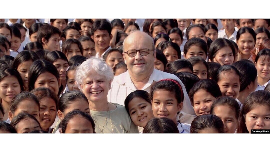 លោក Christian des Pallieres និងភរិយាគឺលោកស្រី Marie-France des Pallieres ថតរូបជាមួយនឹងកុមារកម្ពុជា ដែលទទួលបានឱកាសអប់រំ និងការថែទាំនៅអង្គការដើម្បីស្នាមញញឹមនៃកុមារ (PSE) ដែលត្រូវបានបង្កើតឡើងកាលពីឆ្នាំ១៩៩៥។ (រូបថតដោយ PSE)