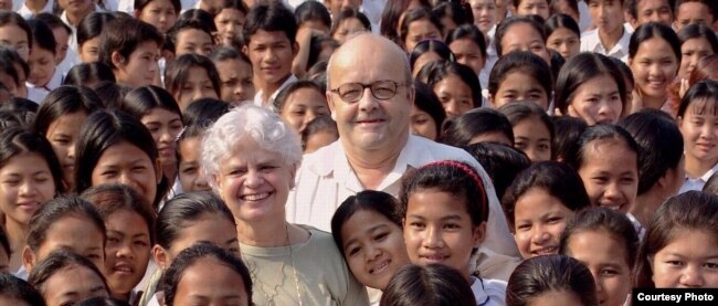 លោក Christian des Pallieres និង​ភរិយា​គឺ​លោកស្រី Marie-France des Pallieres ថត​រូបជាមួយ​នឹង​កុមារ​កម្ពុជា ដែល​ទទួល​បាន​ឱកាស​អប់រំ និង​ការ​ថែទាំ​នៅ​អង្គការ​ដើម្បី​ស្នាម​ញញឹម​នៃ​កុមារ (PSE) ដែល​ត្រូវបាន​បង្កើត​ឡើង​កាលពី​ឆ្នាំ​១៩៩៥។ (រូបថតដោយ PSE)