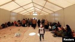 Pengungsi Suriah menunggu untuk didaftar saat tiba di kamp penampungan Al Zaatri di Mafraq, Yordania dekat perbatasan Suriah (6/3) 